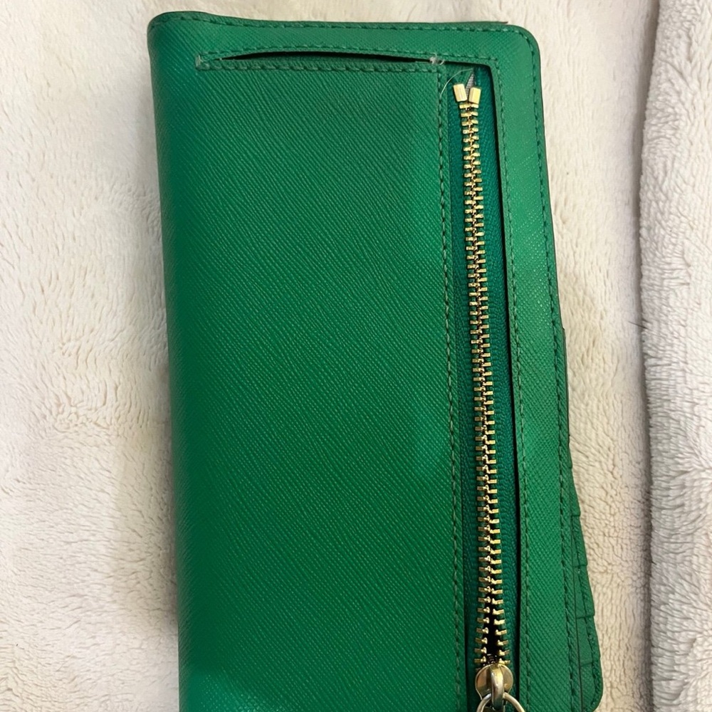 Kate Spade wallet. Good condition. Barely used.